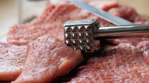 Нужно ли мыть мясо перед термической обработкой?