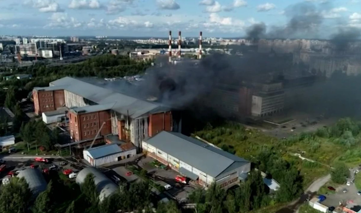 Пожар на Складской улице виден с «Лахта Центра» - tvspb.ru