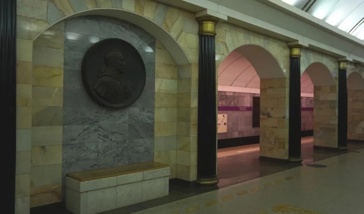 В метро рассказали, почему в подземке так мало скамеек - tvspb.ru