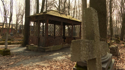 Петербургские активисты собрали деньги на реставрацию исторического склепа на Смоленском лютеранском кладбище
