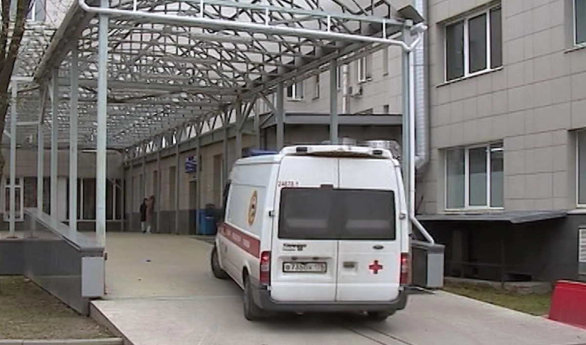 Мужчина упал с четвертого этажа дома на Басковом переулке - tvspb.ru