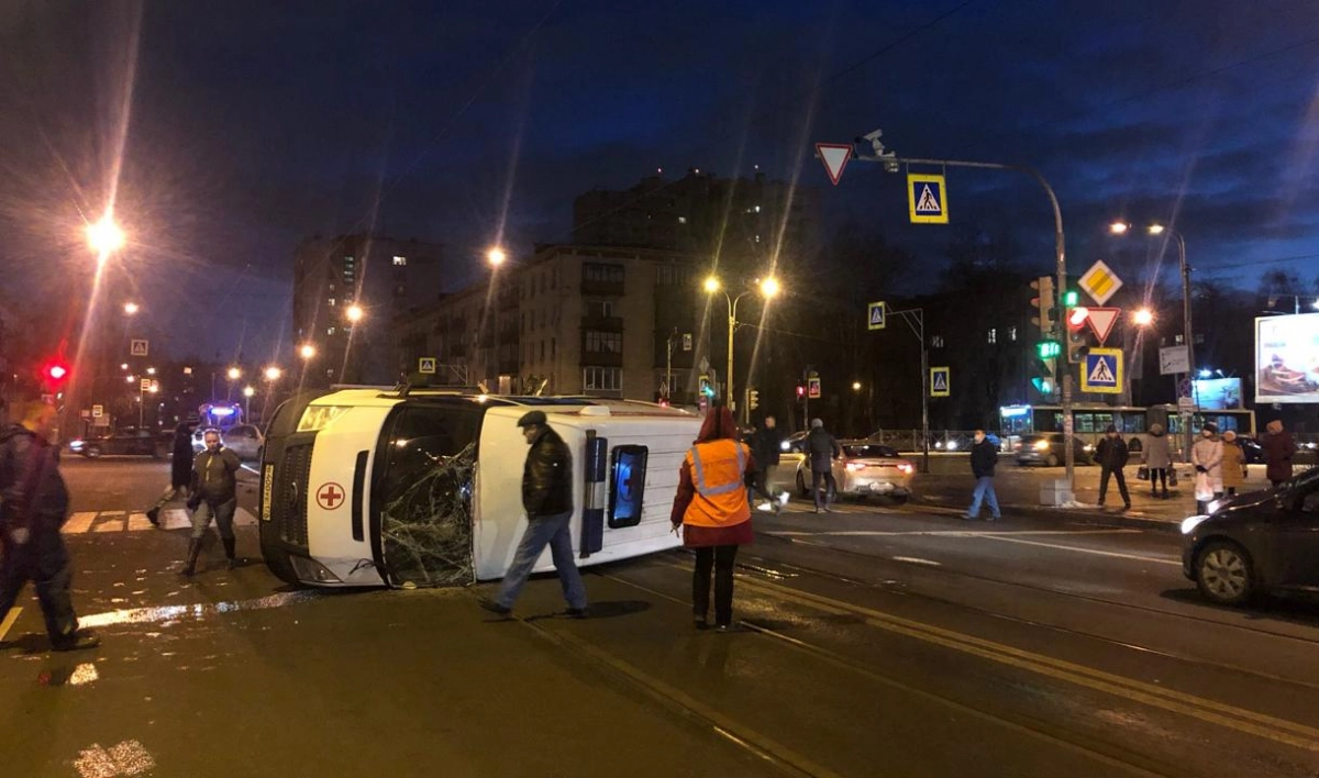 На улице Ленсовета карета скорой перевернулась в результате аварии - tvspb.ru
