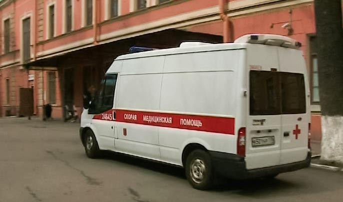 Пенсионера с пробитой головой увезли в больницу с улицы Орджоникидзе