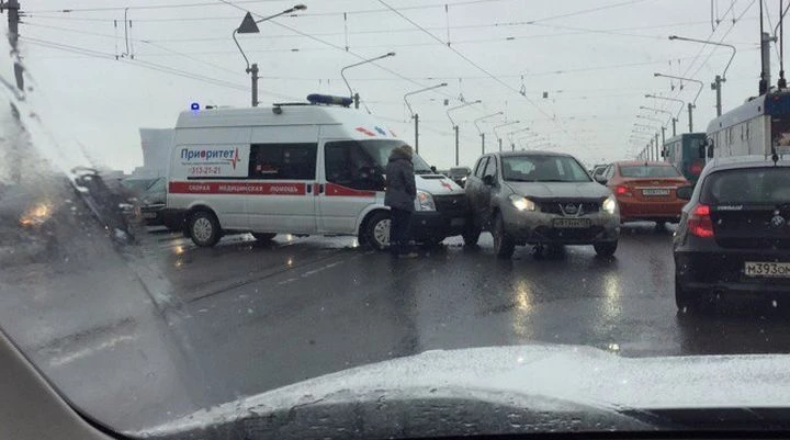 Скорая и Nissan столкнулись на мосту Александра Невского - tvspb.ru
