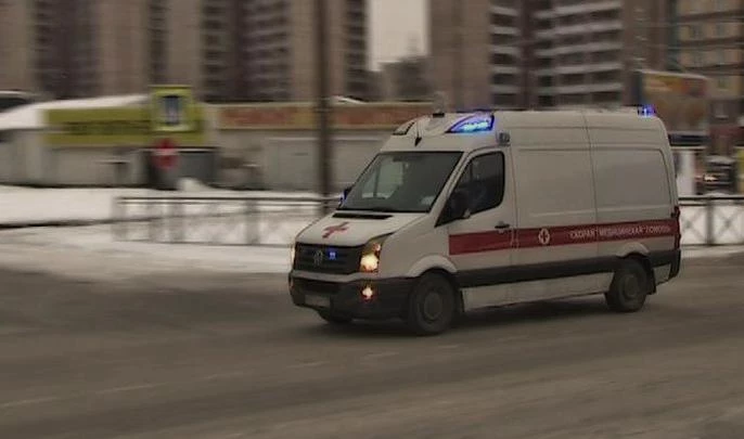 Петербурженка пострадала от упавшего с крыши снега - tvspb.ru