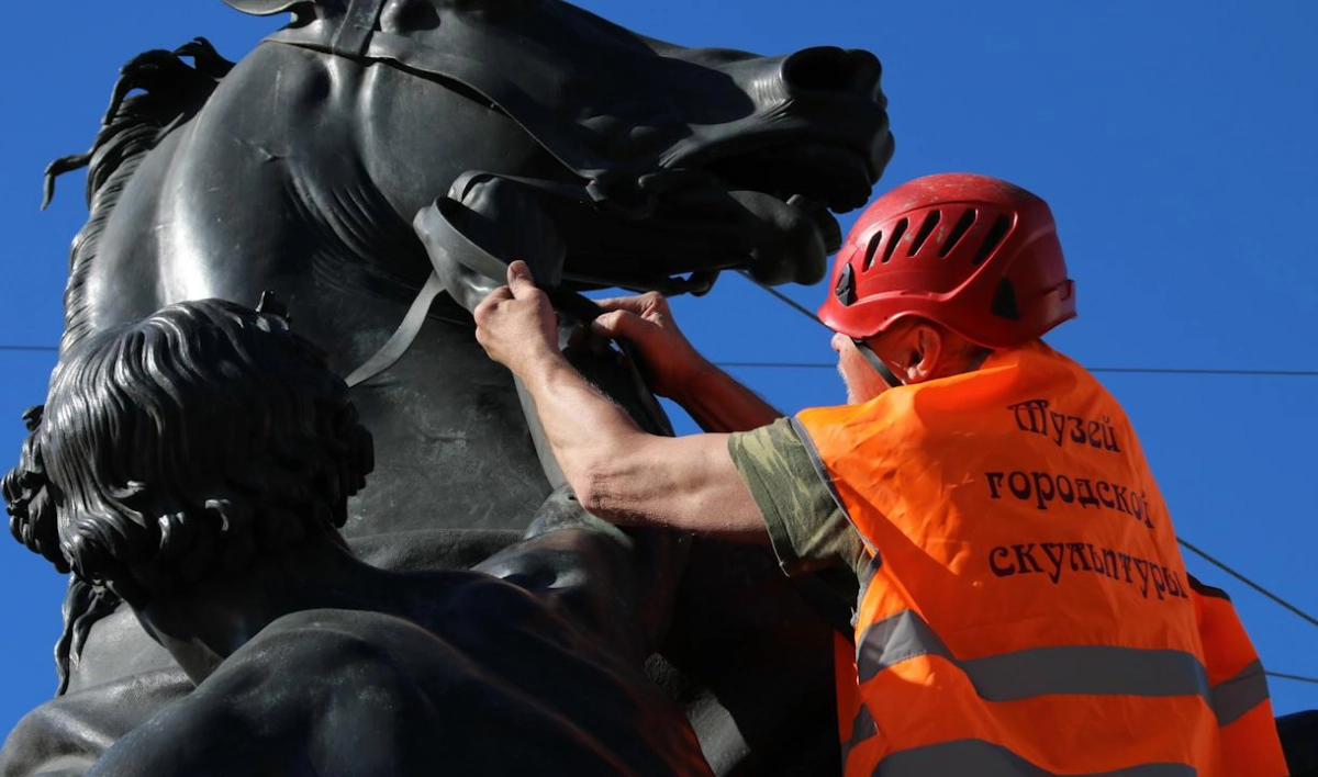 Реставраторы восстановили поврежденную вандалами скульптуру на Аничковом мосту - tvspb.ru