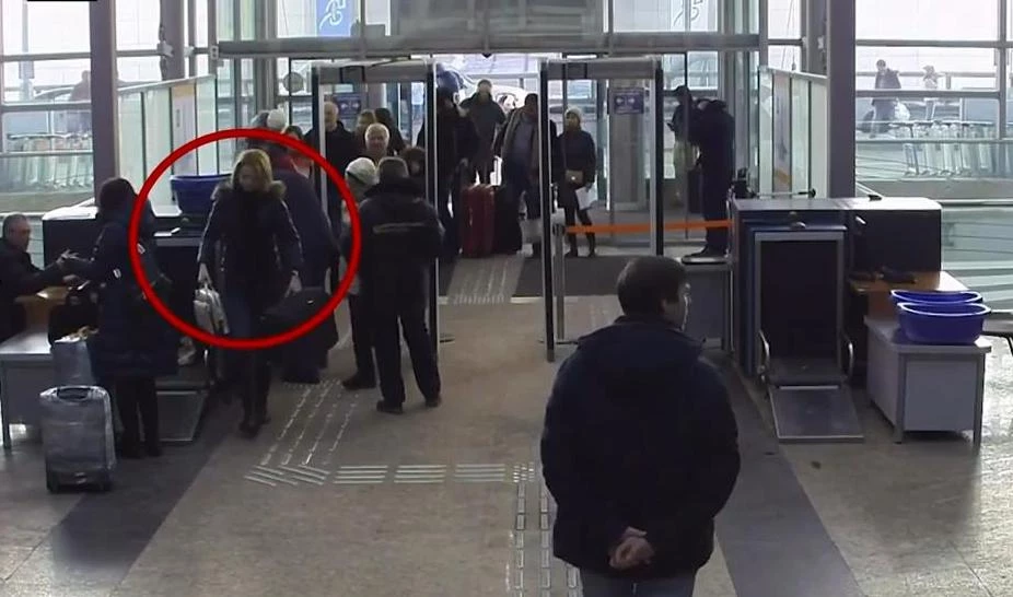 СК показал кадры из «Шереметьево», снятые перед вылетом Юлии Скрипаль в Лондон - tvspb.ru