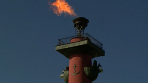Неповторимый город: на Стрелке Васильевского острова по традиции зажжены факелы ростральных колонн