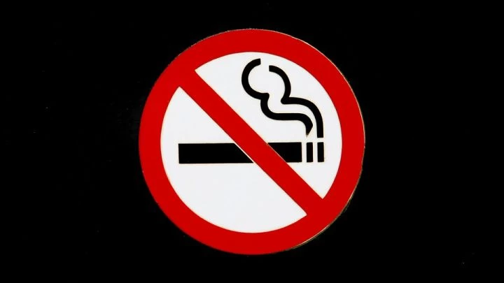 Минздрав поддержал запрет курения у подъездов - tvspb.ru