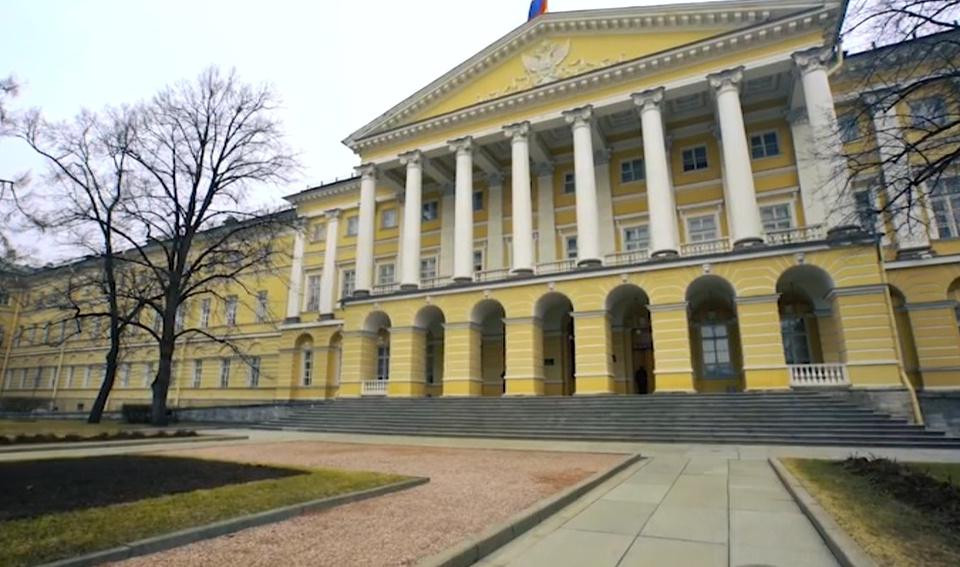 Правительство петербурга. Смольный губернатор СПБ. Смольный питерское правительство. Резиденция губернатора Санкт-Петербурга Смольный с высоты. Смольный институт сбоку.