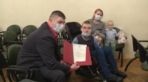 Три семьи с детьми-инвалидами получили сертифиаты на покупку жилья
