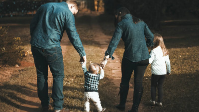 Путин подписал закон о ежемесячных выплатах семьям с детьми