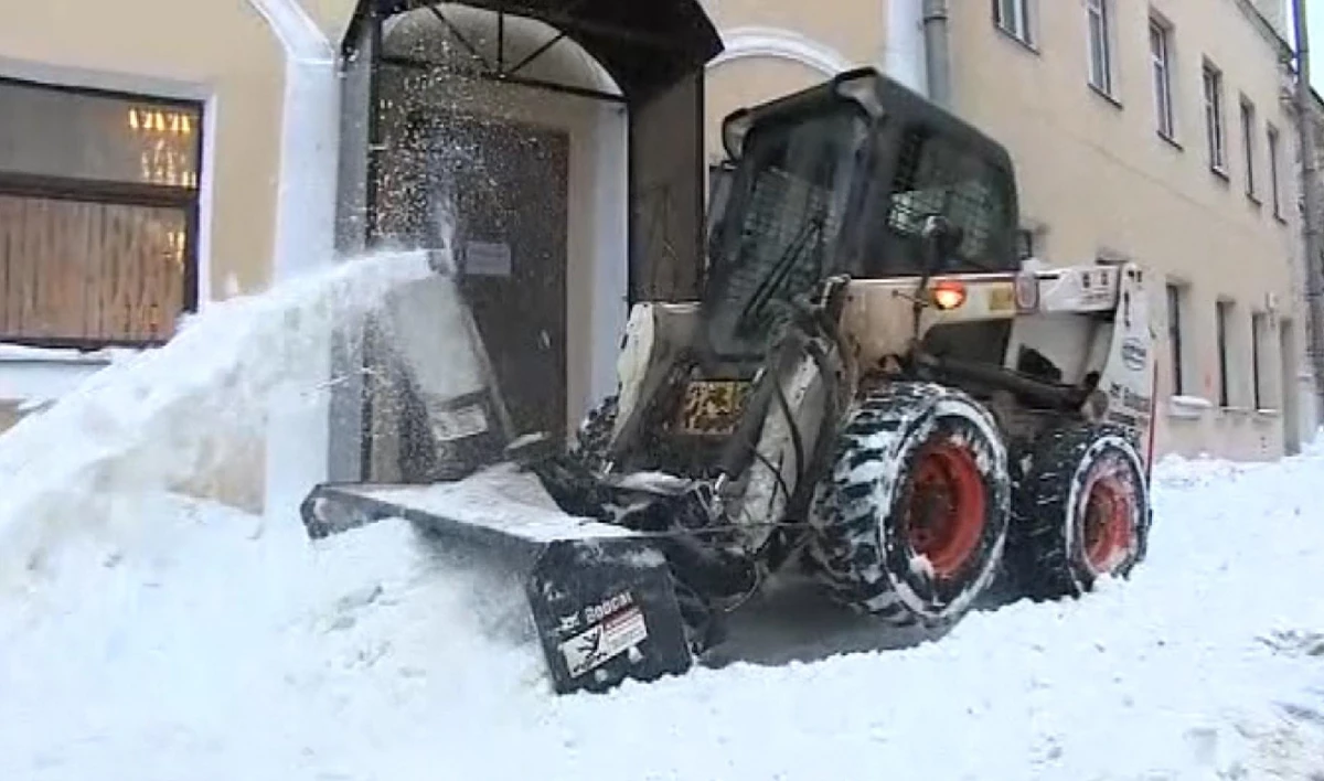 Последствия снегопада в Петербурге устраняют 1122 единиц техники и 1138 дворников - tvspb.ru