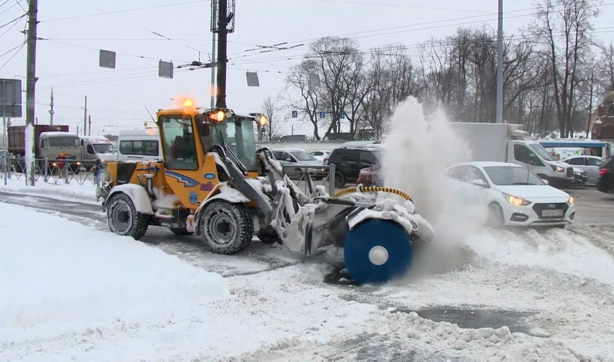 Сотни уборочных машин борются со снегом на улицах Петербурга в понедельник - tvspb.ru