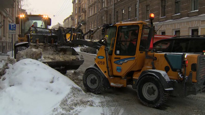 Вновь во власти циклона: Более тысячи машин и дворников в понедельник чистят улицы Петербурга от снега