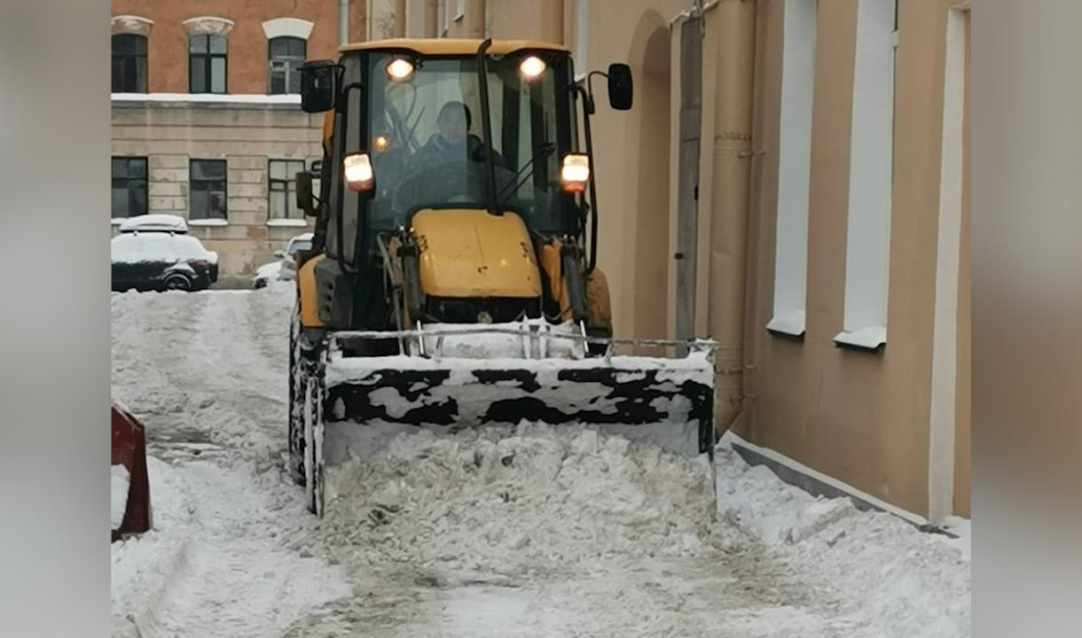 В Петербурге снег убирают около 1 900 единиц техники | Телеканал  Санкт-Петербург