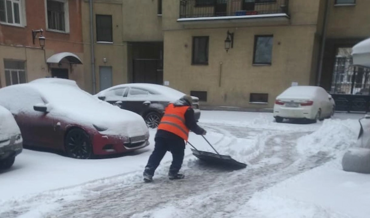 Адмиралтейский район от снега убирают 425 дворников - tvspb.ru