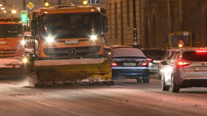 Как прошедшей ночью убирали снег с петербургских улиц
