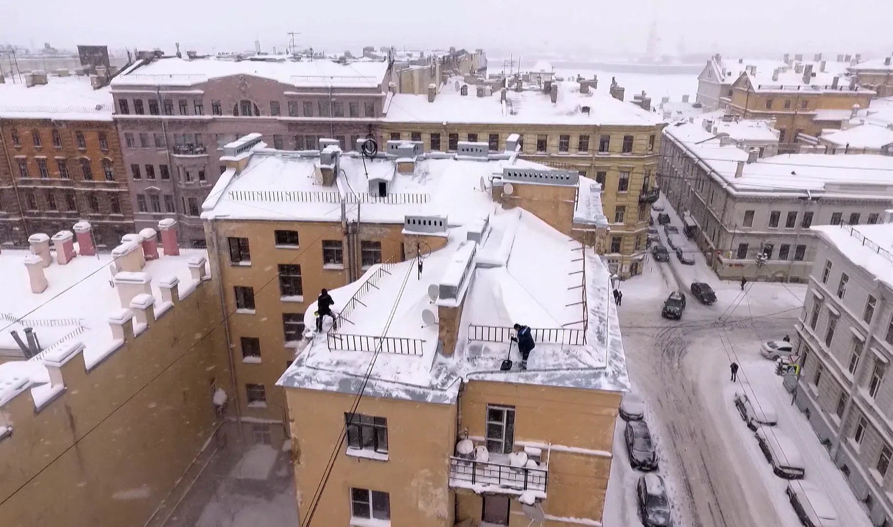 Петроградская зимой. Крыши Питера зимой. Снежные крыши Питера. Снегопад Петроградский район. Дворы Петроградки Санкт-Петербург.