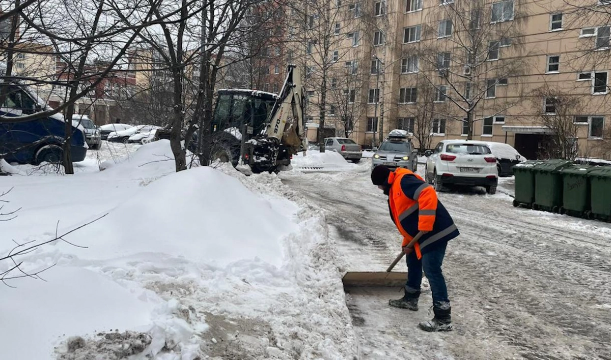 В Петербурге семь тысяч дворников чистят дворы от снега и льда - tvspb.ru