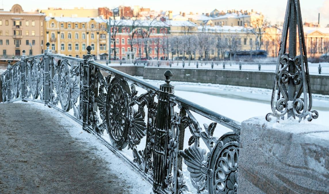 Первый снег канал. Пантелеймоновский мост зима. Кронверкская набережная Санкт-Петербург зима. Банковский мост в Санкт-Петербурге. Зима в Санкт-Петербурге мосты.