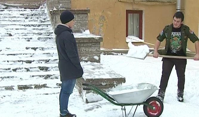 «Сопровождение лопатой»: кто и как зарабатывает на снеге - tvspb.ru