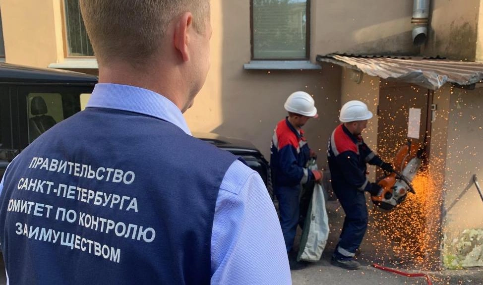 Неизвестные пытались поджечь сотрудников комитета по контролю за имуществом Петербурга - tvspb.ru