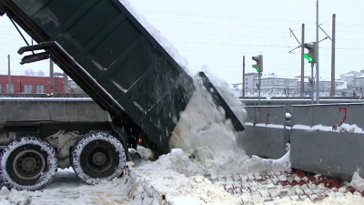 Миллион кубометров снега утилизировали дорожные службы Петербурга