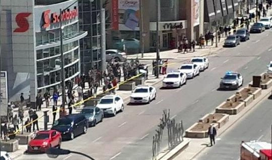 В Торонто микроавтобус въехал в толпу. Девять человек погибли - tvspb.ru