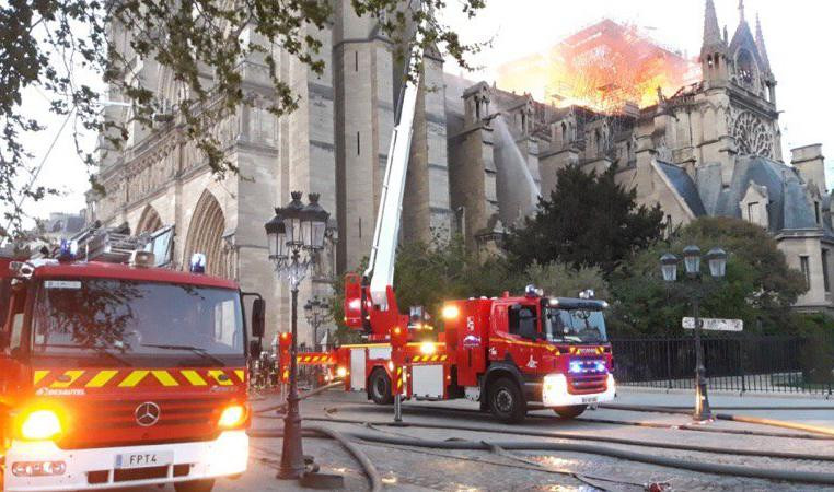 Пожарные: Тушение с воздуха может привести к обрушению всего собора Парижской Богоматери