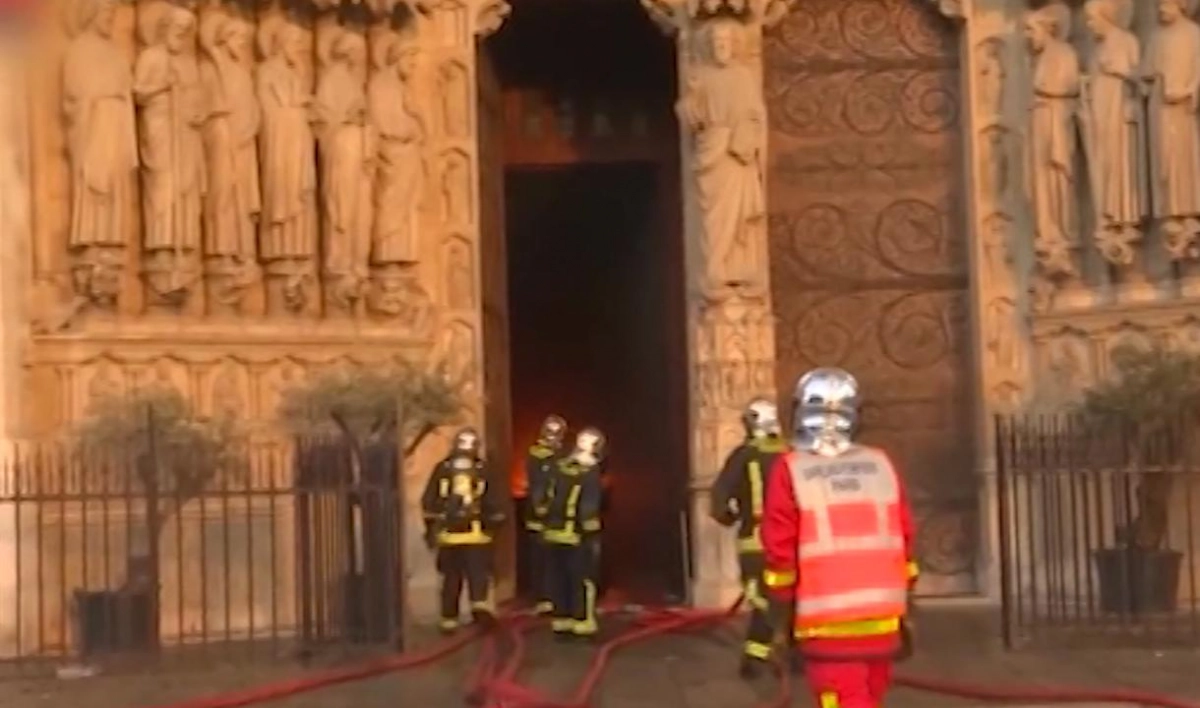МВД Франции: Есть риск обрушения конструкций собора Парижской Богоматери - tvspb.ru
