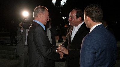 Президенты России и Египта во время неформальной встречи пообщались с отдыхающими в Сочи