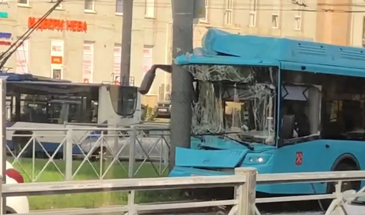 Как спасали людей из автобуса в питере. Дтп спб автобус ленинский. Затонувший автобус в ферапонтово. Как спасали людей из автобуса в питере. Водитель автобуса в питере.