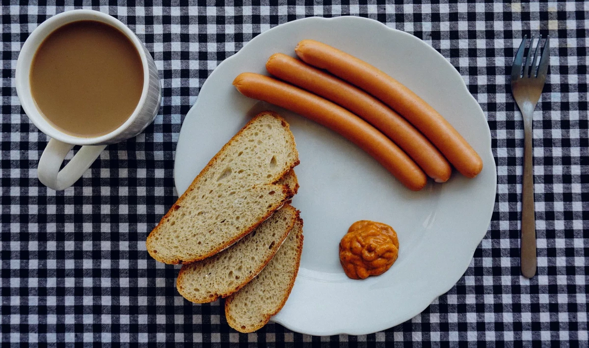 Без говядины, но с жиром и клостридиями: Роскачество проверило сливочные сосиски - tvspb.ru