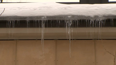 В центре Петербурга борются с опасными сосульками на крышах школ