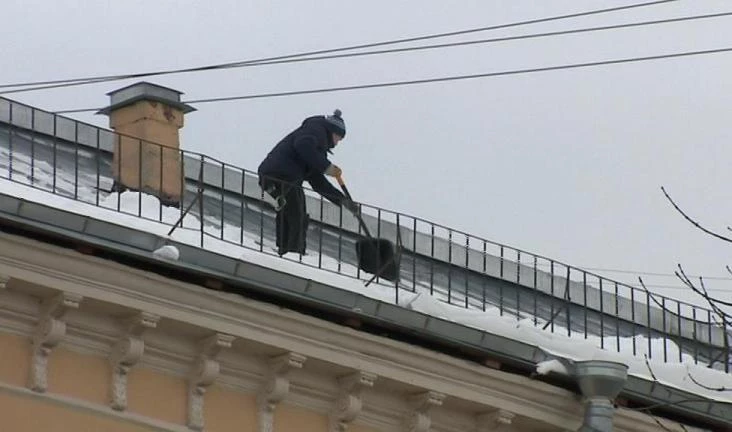 Районным администрациям поручили контролировать уборку снега с крыш - tvspb.ru