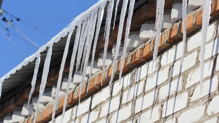 Петербургским управляющим компаниям напомнили об ответственности за сосульки - tvspb.ru