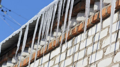 Владельцев нежилых зданий в Петербурге оштрафовали почти на 5 млн за сосульки в новогодние праздники