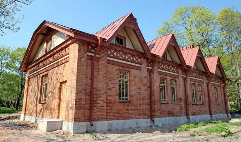 Здание служб при дворце Гогенфельзен в Пушкине признали памятником - tvspb.ru