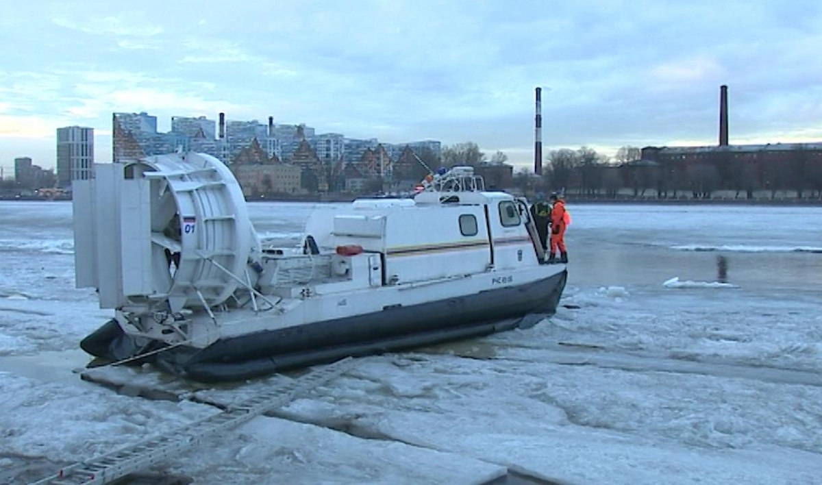 Спасатели продолжат искать утонувшего в Неве мальчика в понедельник - tvspb.ru