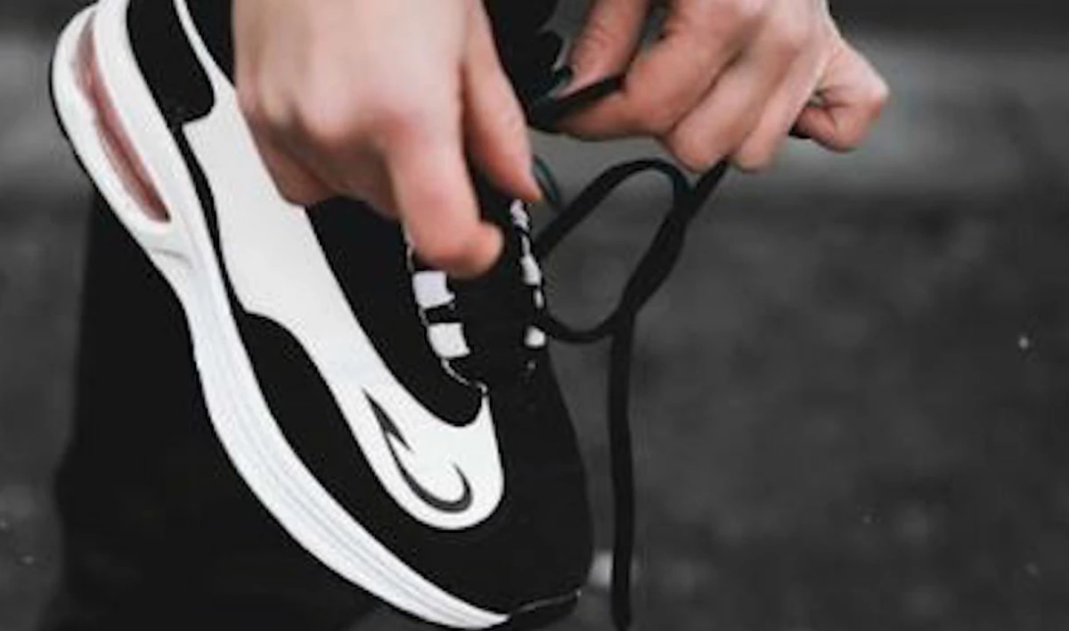 ЗОЖ против COVID-19. В Купчино мужчина решил подкачаться прямо на остановке - tvspb.ru