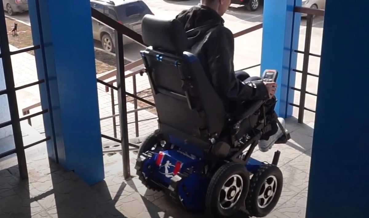 В России появилась первая в мире инвалидная коляска-ступенькоход - tvspb.ru