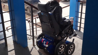 В России появилась первая в мире инвалидная коляска-ступенькоход