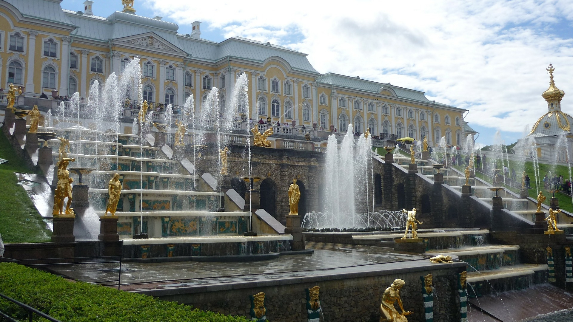 Куда сходить в санкт петербурге летом. Летний дворец Санкт-Петербург Петергоф. Летний дворец Петергоф. Петергофский дворец в Санкт-Петербурге экскурсия. Екатерининский дворец в Санкт-Петербурге фонтаны.