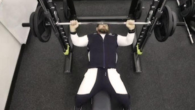 Рамзан Кадыров в честь выборов президента поднял штангу 18 раз и передал эстафету Георгию Полтавченко