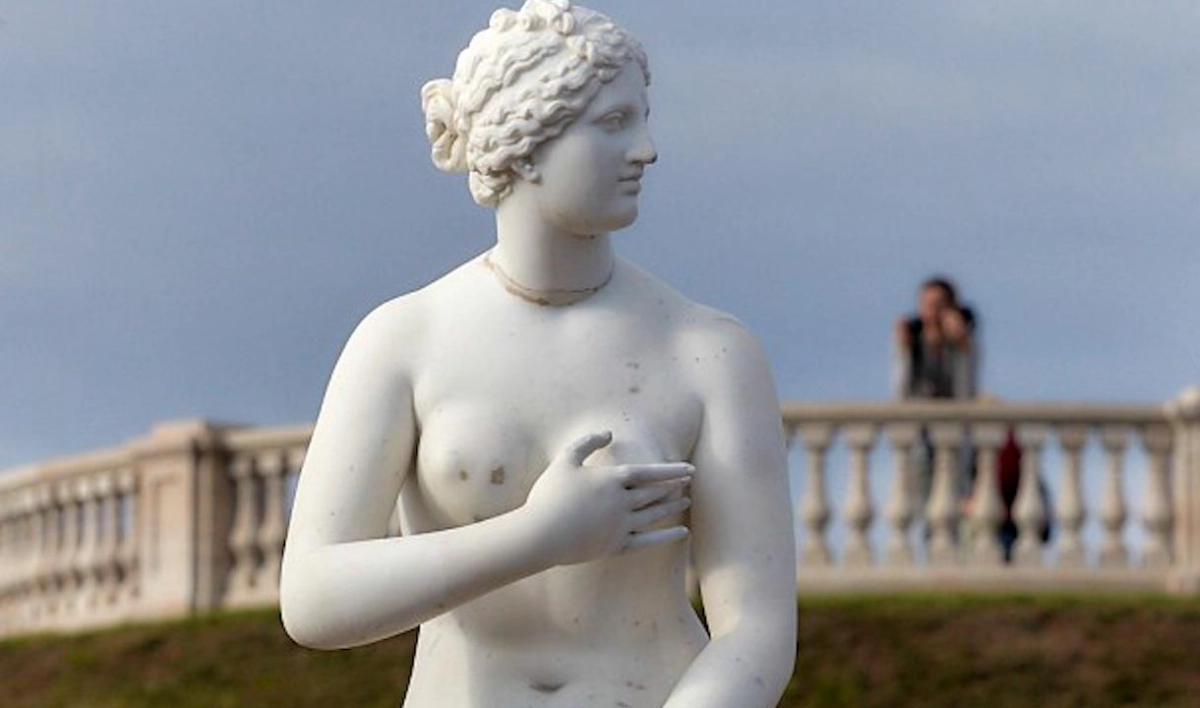 В Петергофе отреставрировали статую Венеры, которую вандалы «лишили» пальцев - tvspb.ru