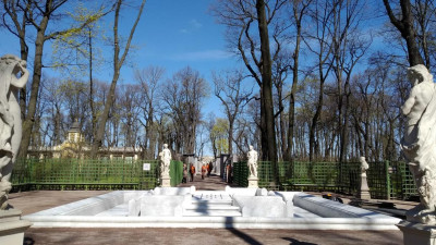 Скульптуры Летнего сада освобождают от зимних укрытий