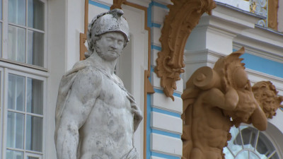 К зиме готовы: Царскосельские статуи получили «теплую одежду»
