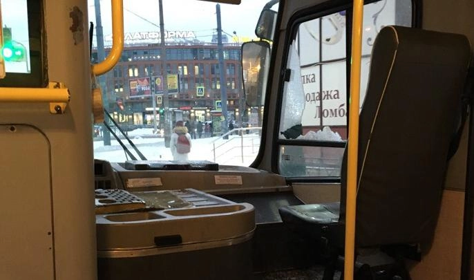 Пьяный пассажир разбил окно в маршрутке за отказ в бесплатном проезде - tvspb.ru