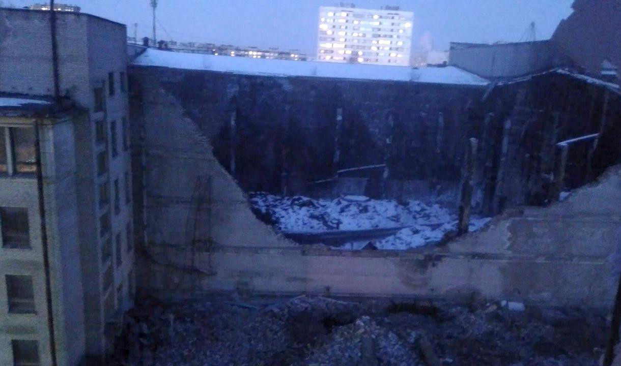 В сгоревшем павильоне «Ленфильма» на Тамбасова рухнула стена